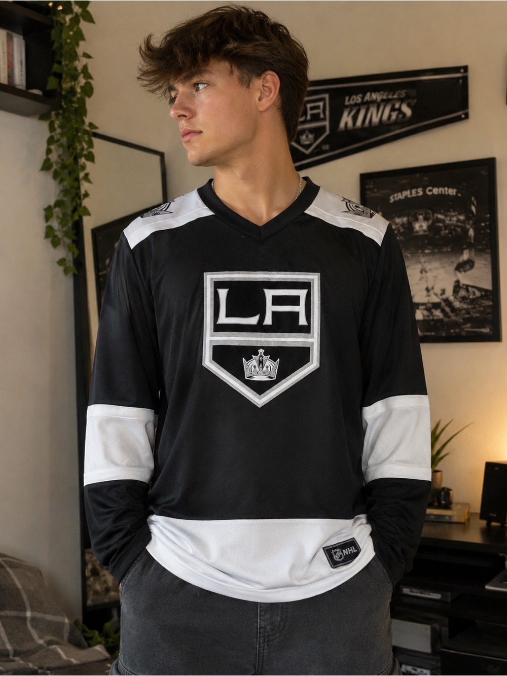 Los Angeles Kings NHL Jersey Large NWT